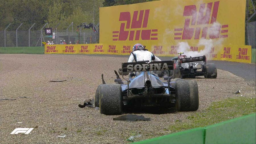 A corrida foi suspensa na 33ª volta, quando Bottas e Russel se tocaram e pararam no muro de proteção — Foto: Divulgação/F1